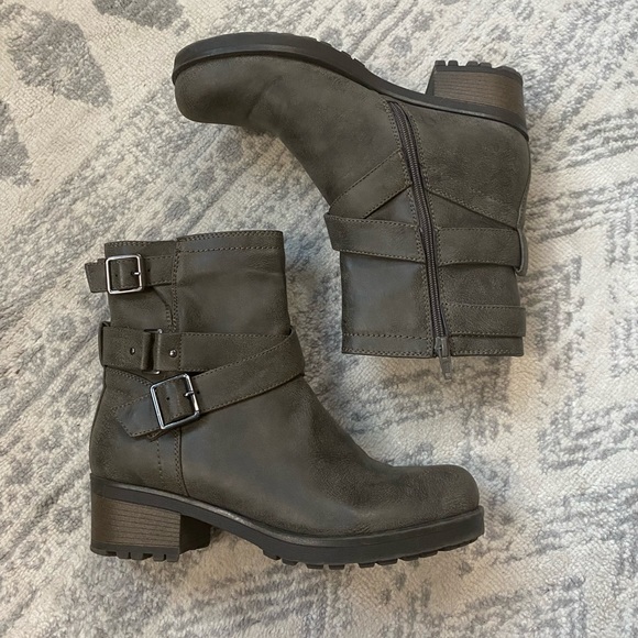 White Mountain Shoes - White Mountain Gray Buckle Strap Ankle Boots Sz8.5